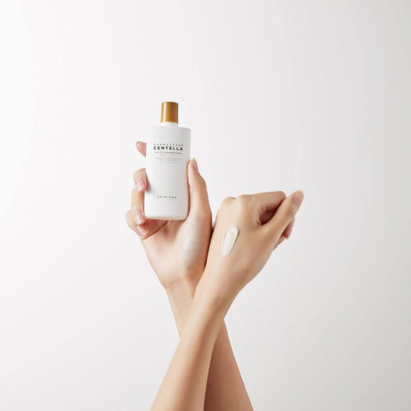 Kem chống nắng vật lí SKIN1004 Madagascar Centella Air Fit SunCream Plus SPF50+ PA++++ chất kem (1)
